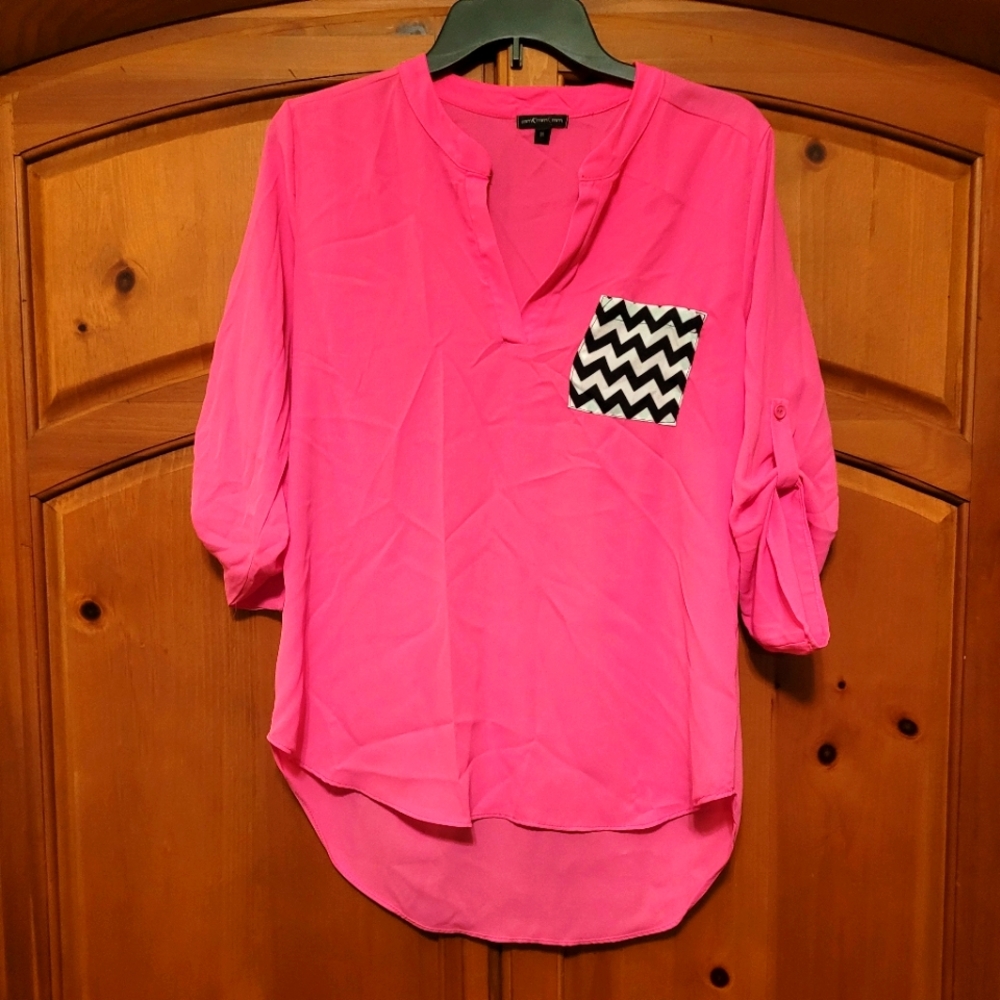 Ladies M bright pink hi- lo top w/ black&white Chevron pocket & Tabbed sleeve